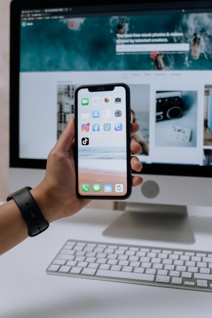 Holding a Smartphone in front of an Imac